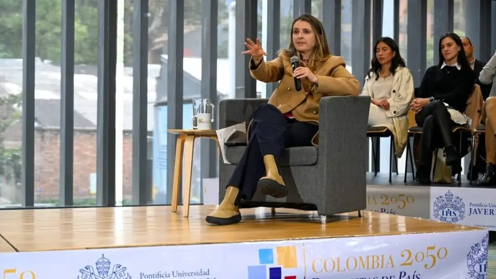 Propuestas de país es una iniciativa que busca conocer las visiones para Colombia de representantes de diferentes corrientes políticas, que aparecen en las encuestas de intención de voto para las elecciones presidenciales. En este segundo ciclo participaron: Paloma Valencia, David Racero, Juan Manuel Galán, Vicky Davila y Juan Daniel Oviedo.