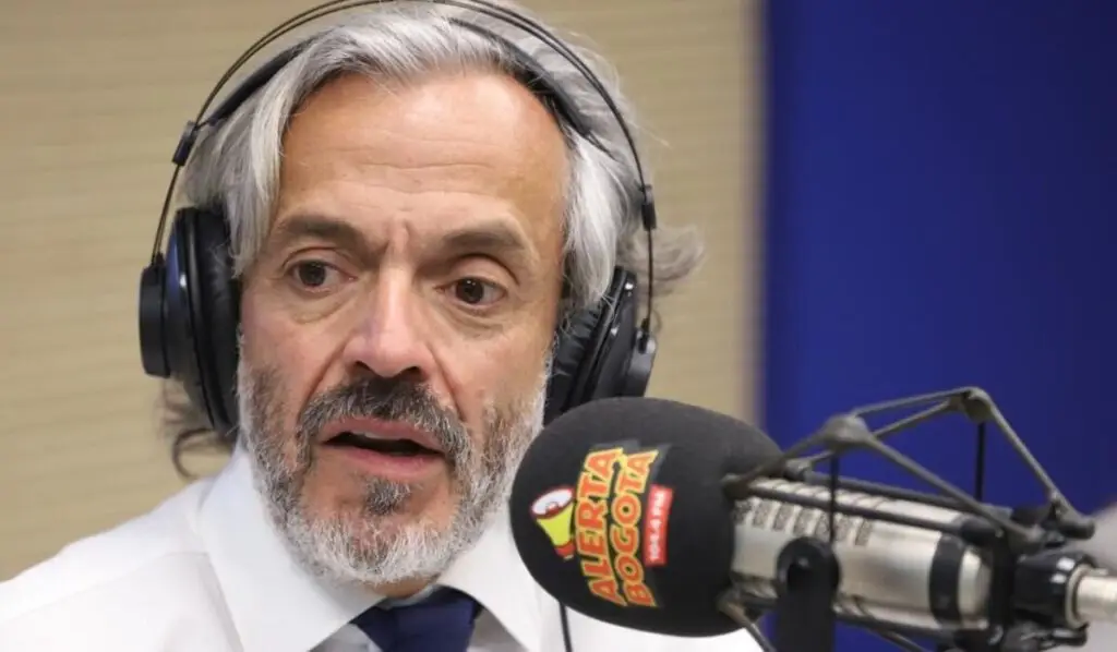 Juan Daniel Oviedo en Alerta Bogotá: le dio palo a Petro y prometió regalo para Bogotá