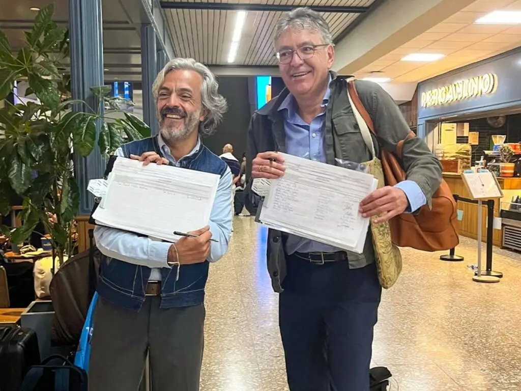 La foto: Oviedo y Cárdenas intercambian firmas para el 26
