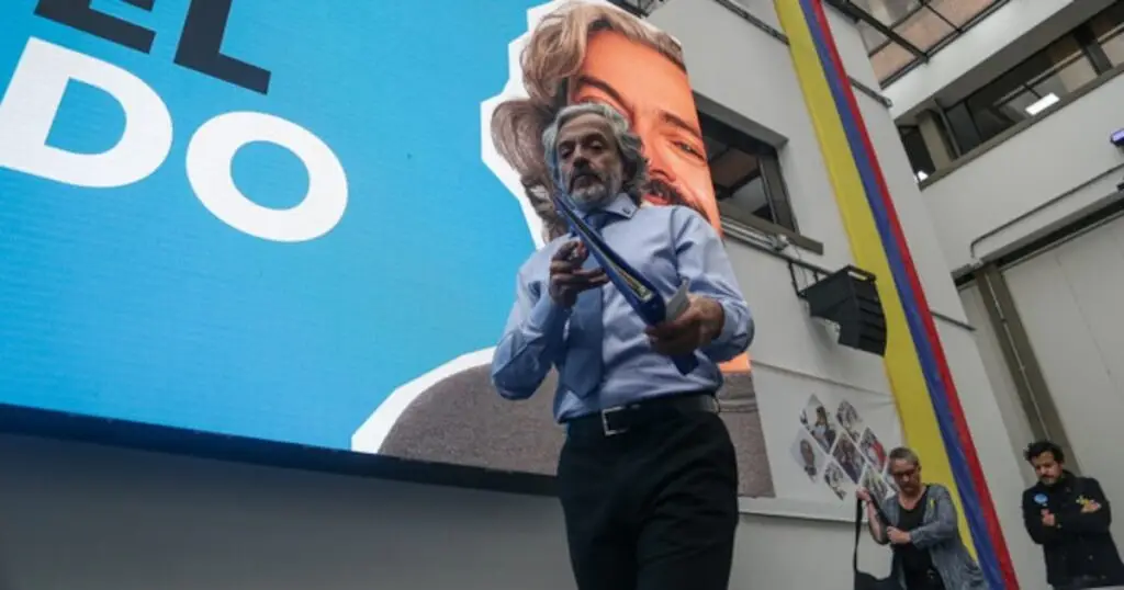 Juan Daniel Oviedo calificó la estrategia del Gobierno Petro como “una salchicha de perro callejero”