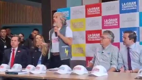 El que gana recibe el apoyo de todos nosotros”, afirmó el candidato presidencial Juan Daniel Oviedo durante la rueda de prensa ofrecida hoy