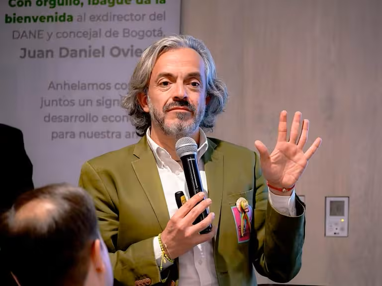 “Con mi mamá no te metas”: Juan Daniel Oviedo responde a Quintero tras ruin ataque por la consulta presidencial
