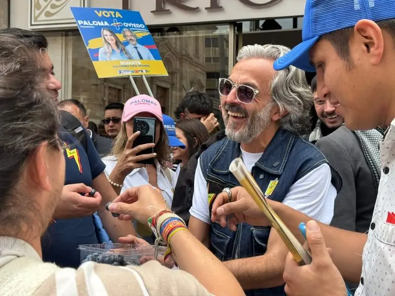 El candidato vicepresidencial, Juan Daniel Oviedo, quien es fórmula de Paloma Valencia, recorre las vías del centro de Duitama. Comparte con el sector comercio y dialoga con los duitamenses.