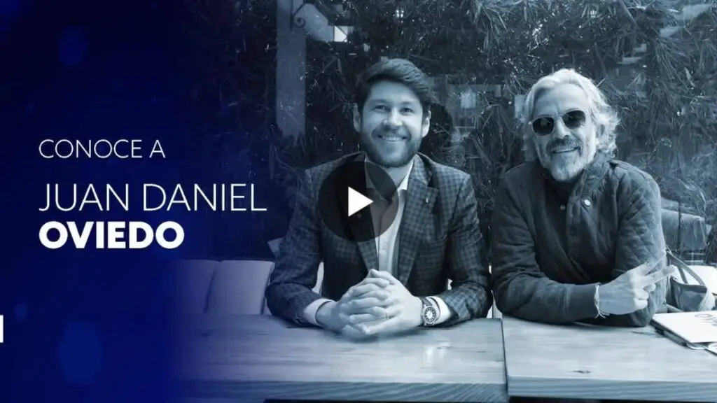 Cuando se habla de juan Daniel Oviedo es fácil reconocer su trayectoria. Pero hablar con él permite descubrir su manera de entender el liderazgo.